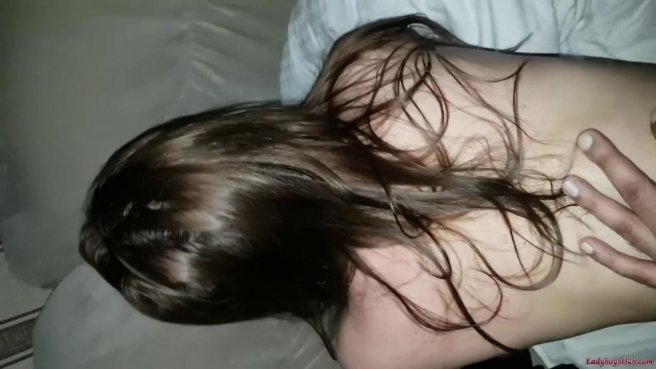 Волосатый мужчина трахается с сочной стройной девушкой раком в постели #10